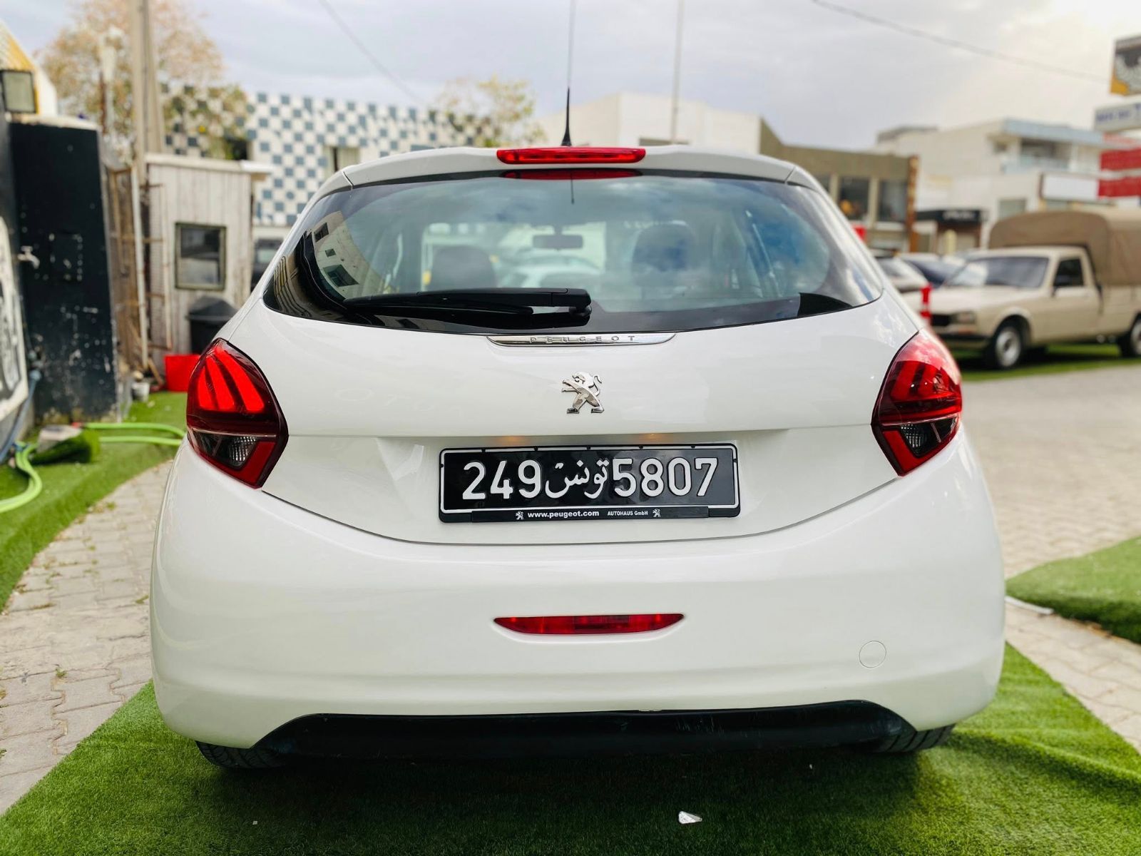 Peugeot 208 à Tunis - Photo 1