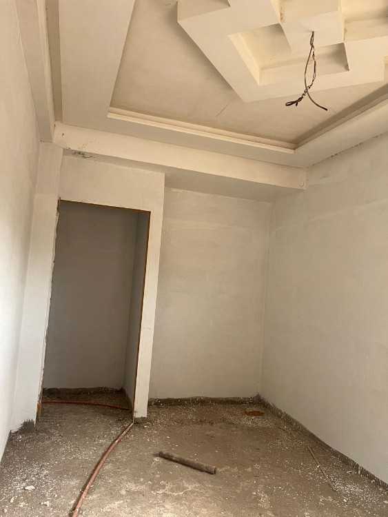REZ DE CHAUSSE ET MAGASINS