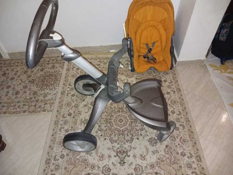 Poussette marque sttoke en bon état