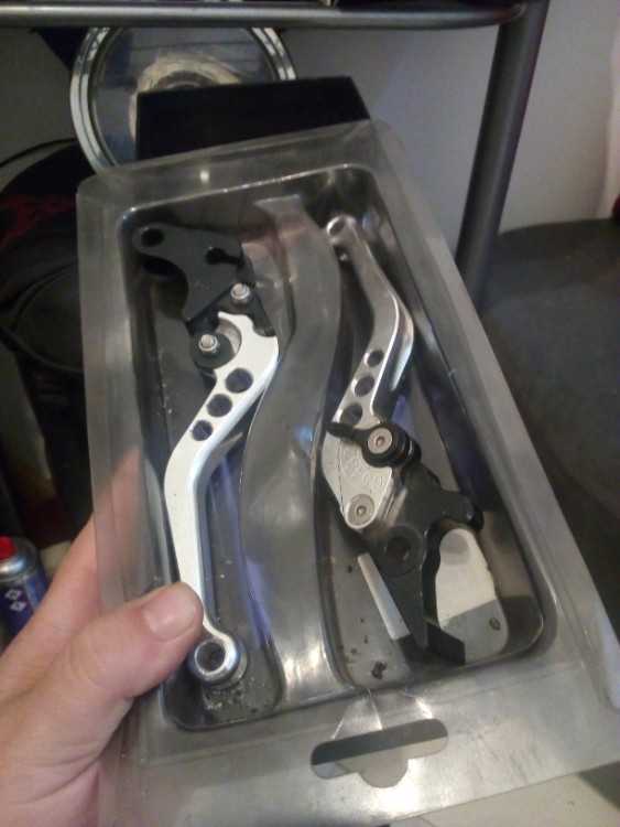 Pieces et accesoires pour motos