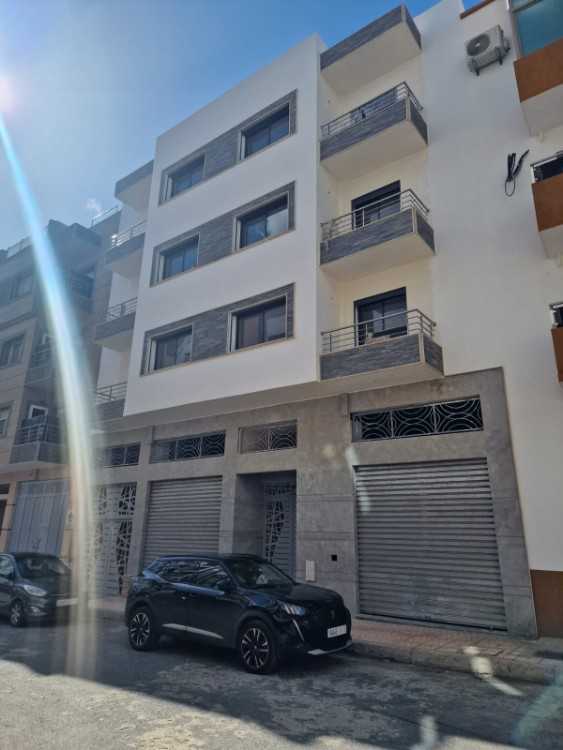 Immeuble de 6 appartements et 2 magasins