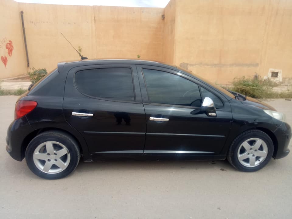 PEUGEOT 207